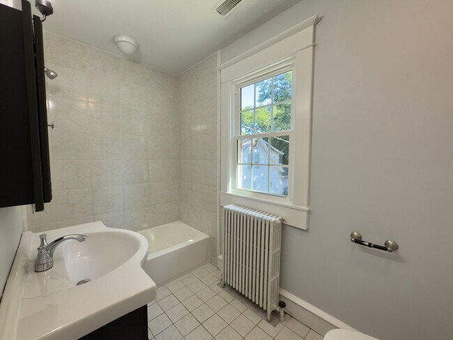 Building Photo - Charming Home!