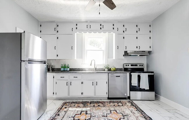 Building Photo - 9 S Fern Ave