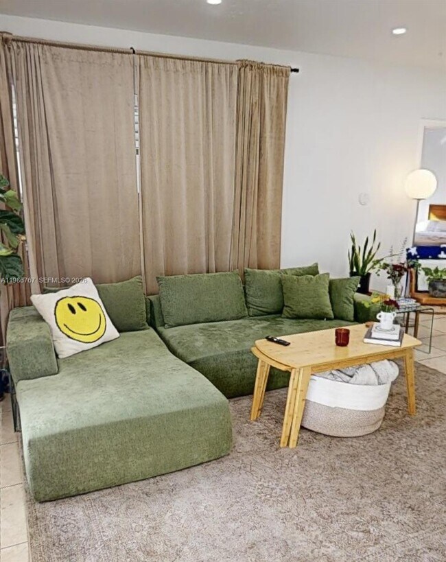 Building Photo - Northeast 112th Street, Miami, FL 33161 - 3 BR 2 BA single-family home