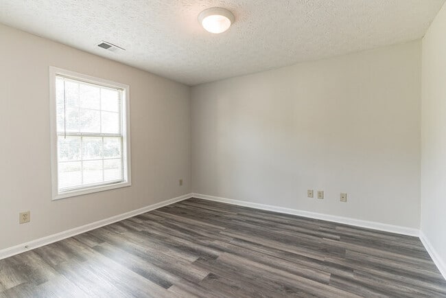 Building Photo - Three bedroom rental on Woodhaven Pl