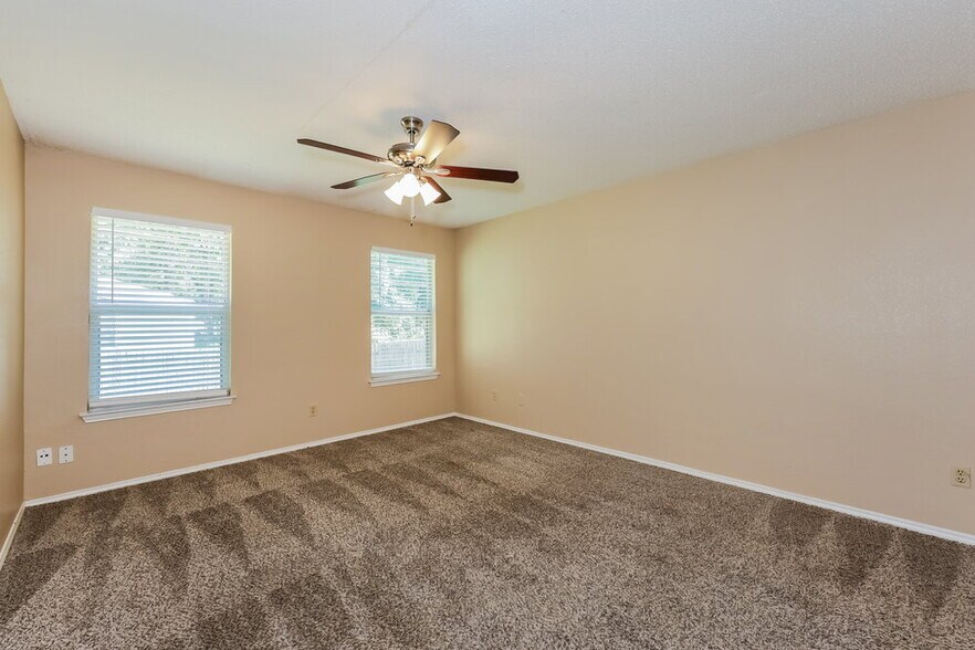 Building Photo - 1125 Hidden Creek Dr