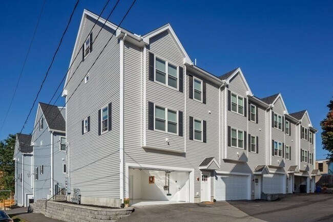 Building Photo - Modern Townhouse for Rent in Haverhill, MA...