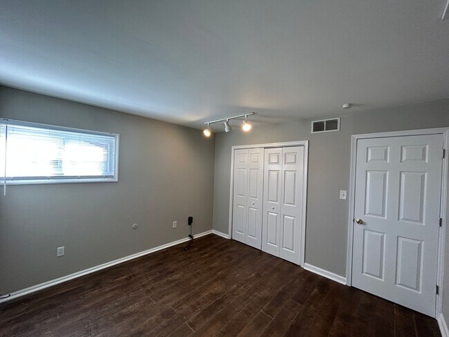 Building Photo - 4 bedroom 2 bath - Levittown