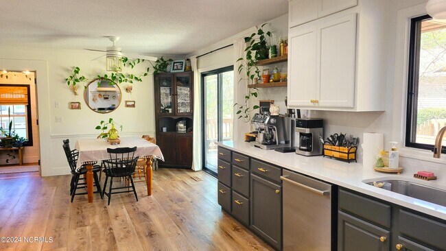 Building Photo - 1720 Longleaf Dr E