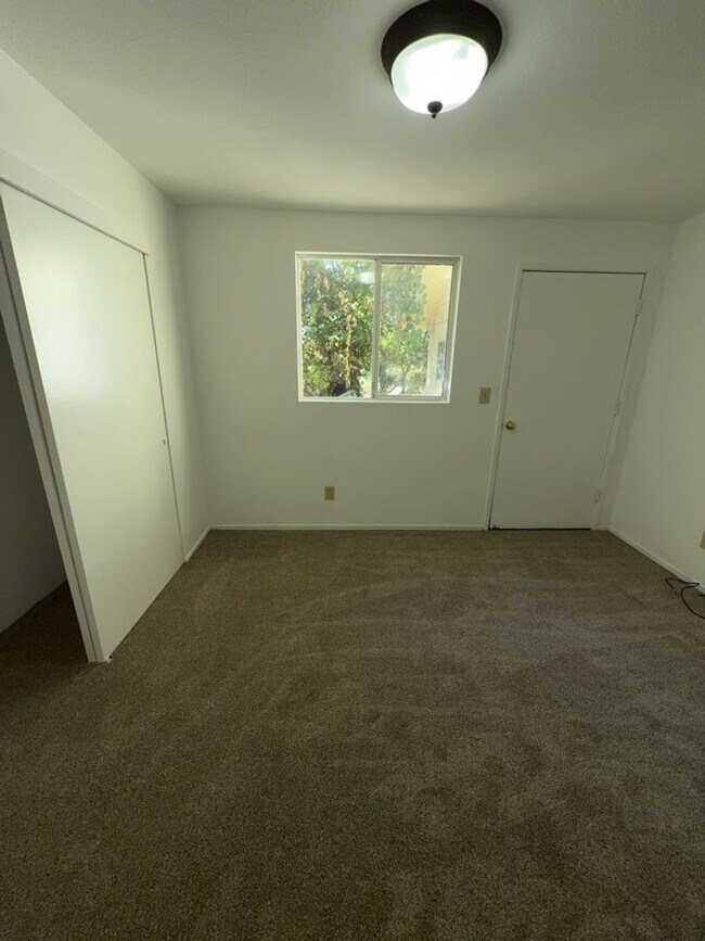 Building Photo - 13445 Lakeshore Dr