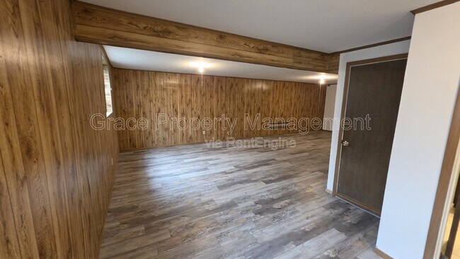 Building Photo - 1044 Maple Dr