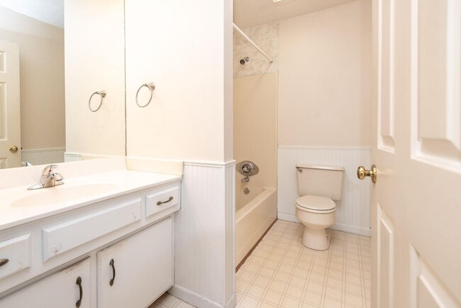 Building Photo - 3 bedroom 2 full bath house