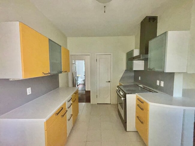 Building Photo - Hemphill Park Gem! 4 Bed/2.5 Bath - Availa...