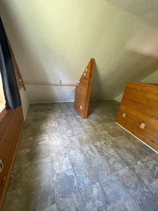 Building Photo - Cozy updated 2 bedroom 1 bathroom chalet i...