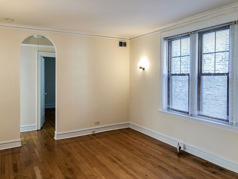 Primary Photo - 3618 N Marshfield Ave