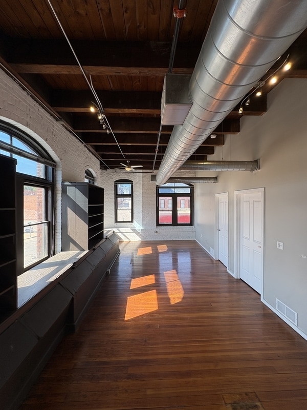 Building Photo - 116 N 5th St