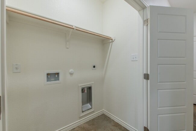Building Photo - Brand New 3BR Duplex with Modern Concrete Floors & Fenced Yard!