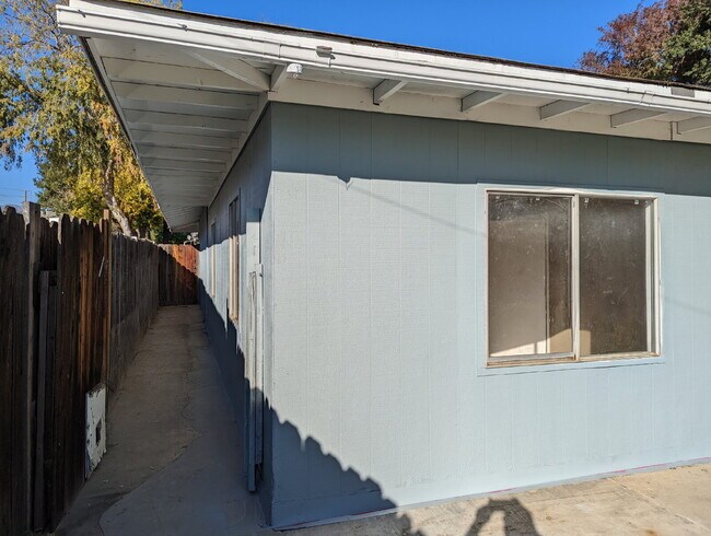 Building Photo - 2 br + bonus living area, in a quiet neighborhood near the 10 fwy