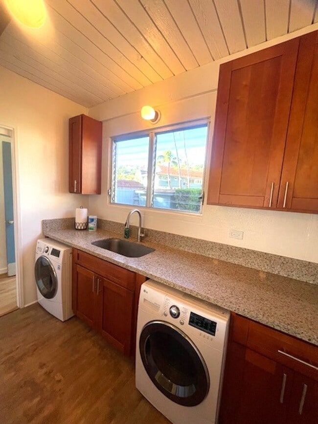 Building Photo - 2 Bed/ 2 Bath/ 2 Parking unit In Honolulu