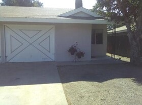 Building Photo - 25982 Tamarisk Dr