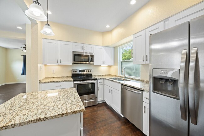 Building Photo - 831 W 35th St