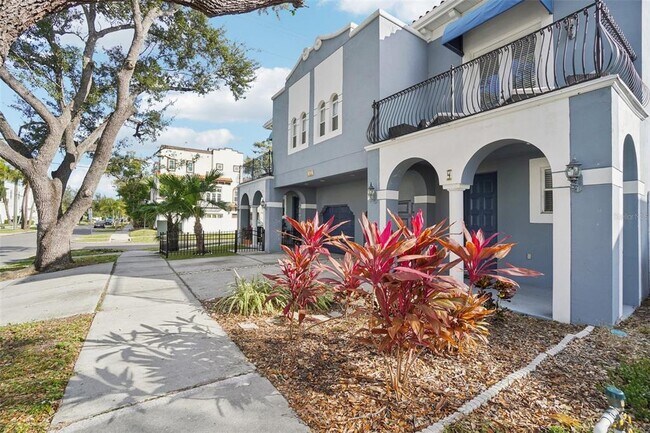 Building Photo - 502 S Albany Ave