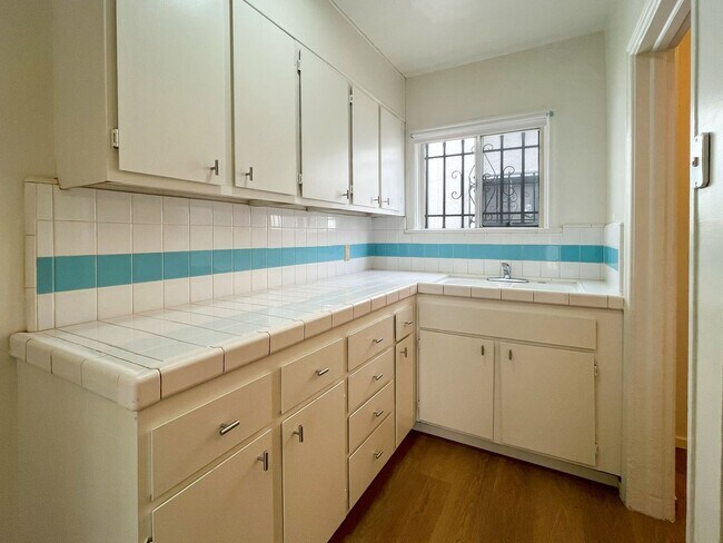 Building Photo - Spacious 1Bedroom  in LA - $1,750.00