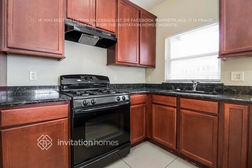 Building Photo - 7918 Hidden Hollow Dr
