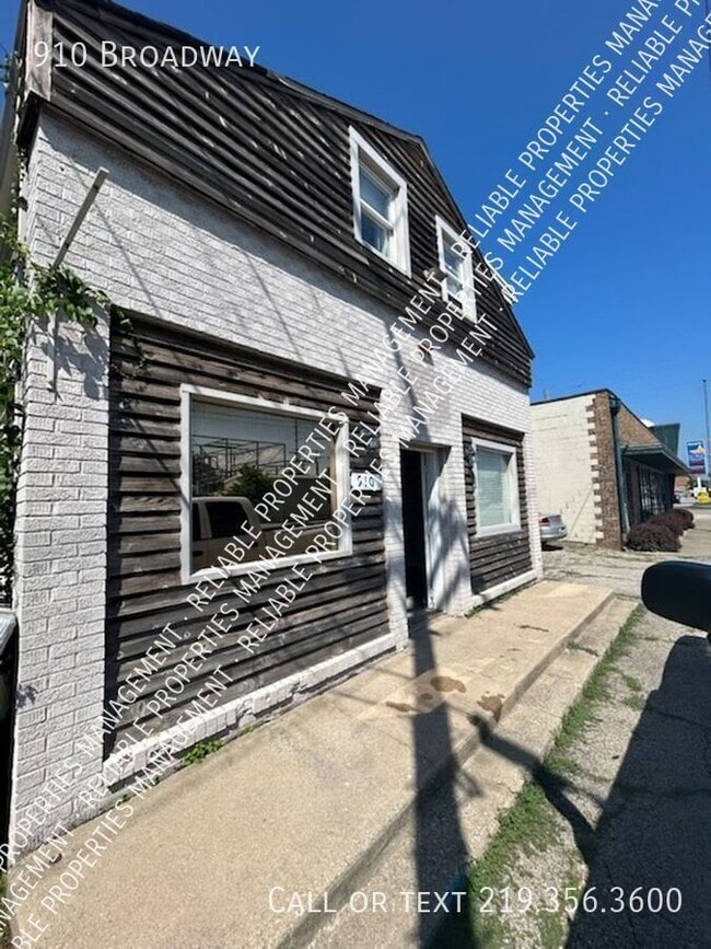 Building Photo - 910 Broadway-