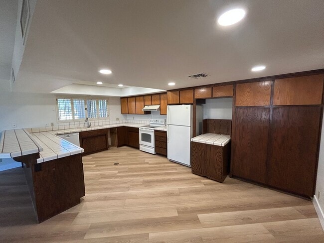 Building Photo - 985 E Campina Ln
