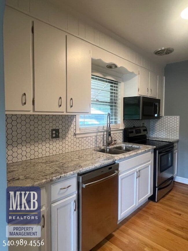 Building Photo - 2-Possibly 3 Bedroom completly remodeled h...