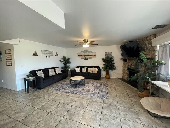 Building Photo - 2677 Country Club Dr