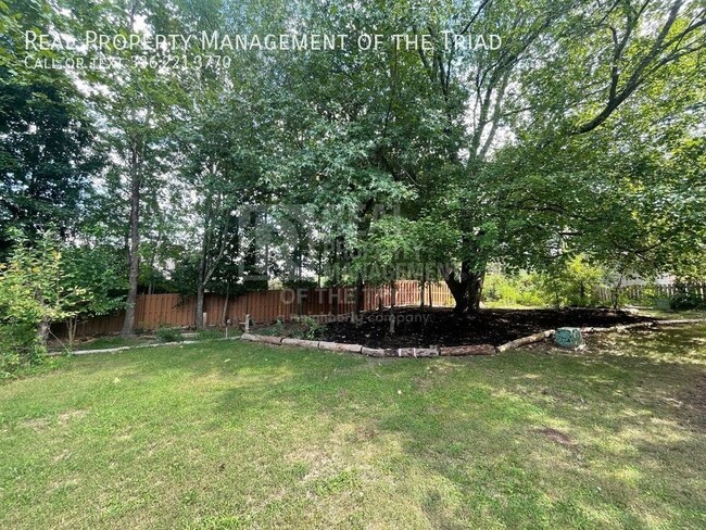 Building Photo - 3 Bedroom, 3 Full Bath Single Family Ranch...