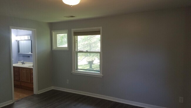 Building Photo - 926 Cedar Dr