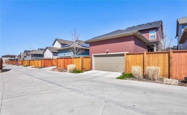 Building Photo - Gorgeous 4-bedroom, 3.5-bath home in Stapleton’s highly sought-after Willow Park East neighborhood!