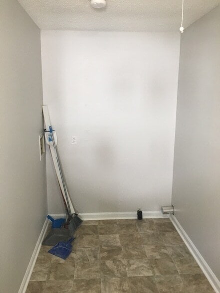 Building Photo - 4823 Shadowlawn Dr