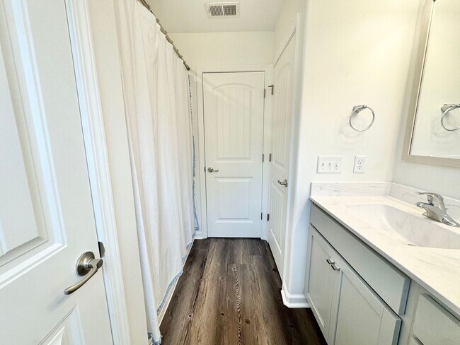 Building Photo - 28 Pomona Cir