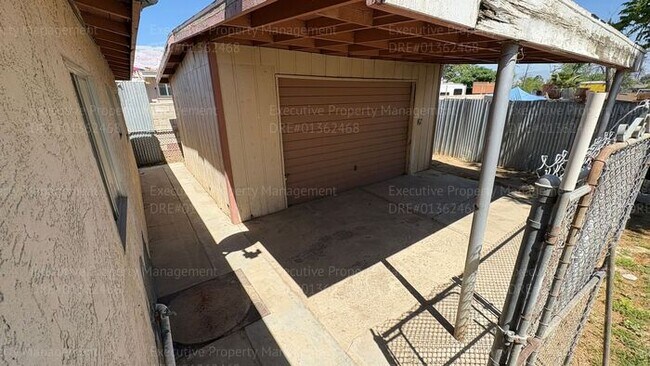 Building Photo - 3 bedroom 1 bathroom house located near E. California Ave/ Mt Vernon Ave