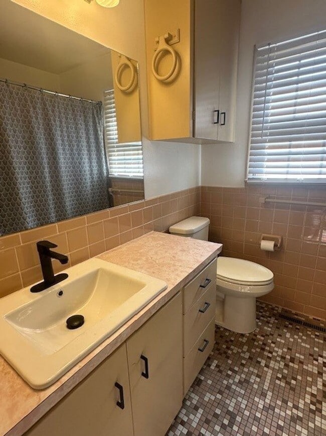 Building Photo - Beautiful 3 Bedroom House with Fenced in Yard