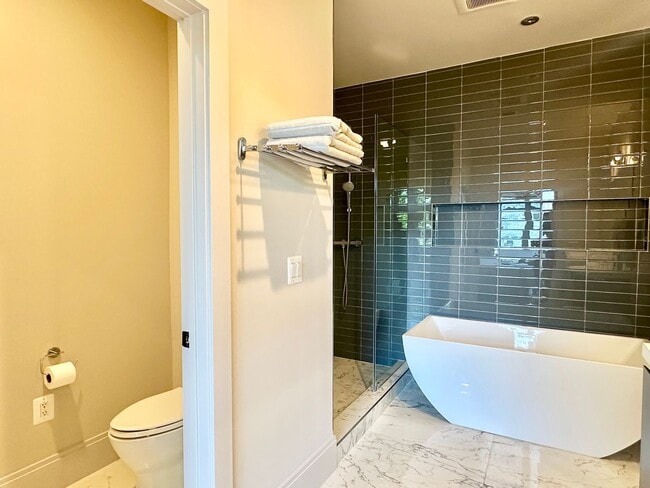 Building Photo - 2 Bedroom 2.5 Bathroom Penthouse with Park...