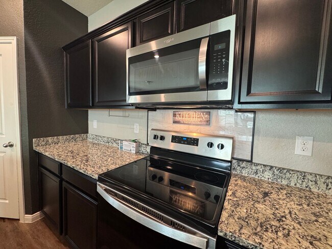 Building Photo - Spacious 4 Bedroom 3 Full Bath home in the...