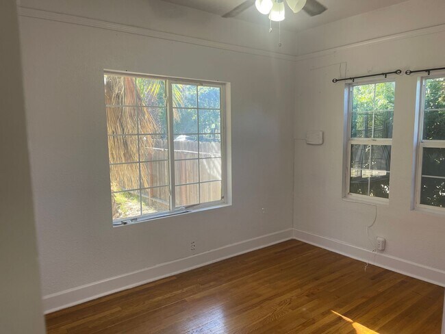 Building Photo - Cozy 2 bedroom bungalow home near UOP
