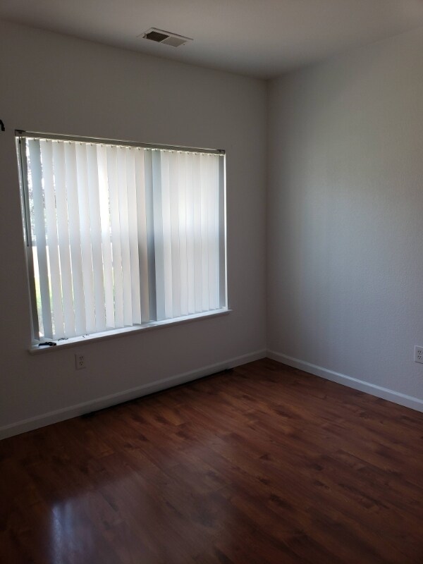 Building Photo - 5225 White Willow Dr