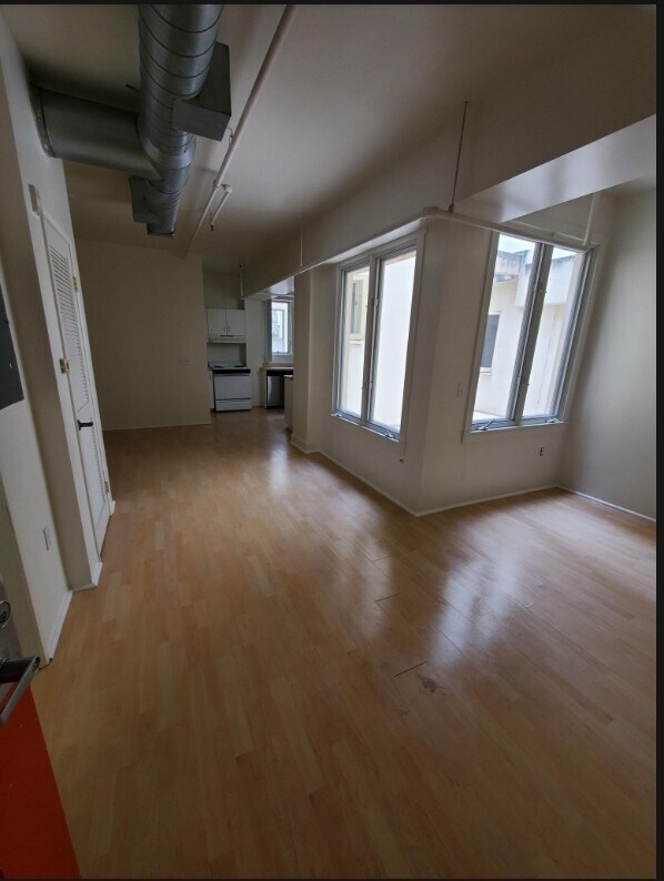 Building Photo - 1055 6th Ave