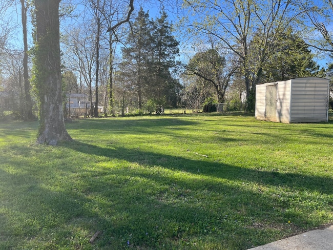 Building Photo - 2409 Perkins Dr