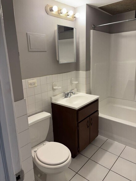 Building Photo - 6220 S Eberhart Ave