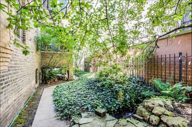 Building Photo - 940 W Cuyler Ave