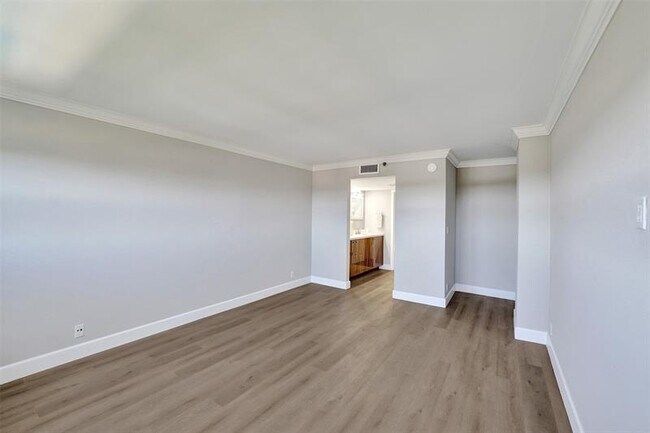 Building Photo - 3200 Port Royale Dr N