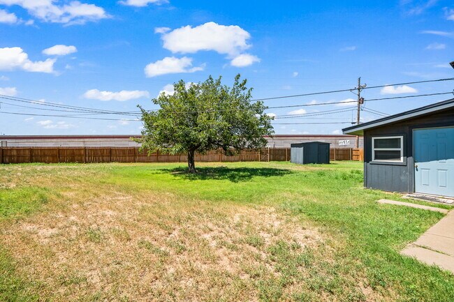 Building Photo - Charming 3/2/1 with Large Backyard