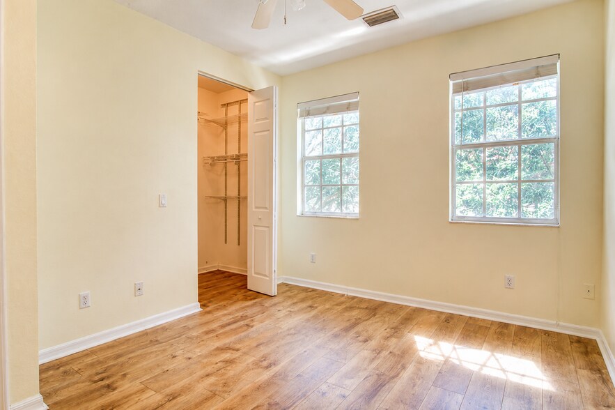 Building Photo - 1020 E Longport Cir