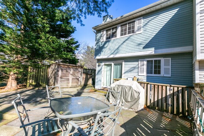 Building Photo - Bright and Spacious Townhome Living Near Reston