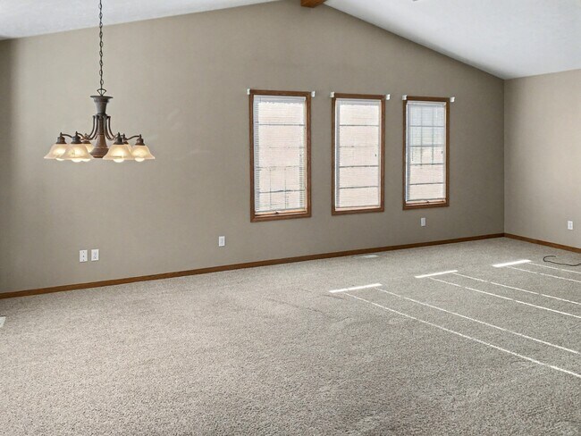 Building Photo - 783 Holly Creek Dr