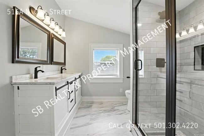 Building Photo - 516 N Oak St