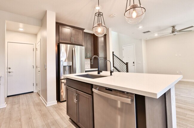 Building Photo - Gorgeous 4bed/3 bath End Unit Condo in Gil...