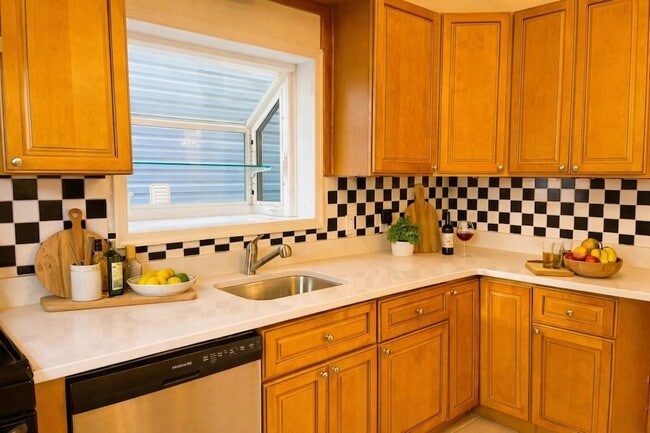 Building Photo - 304 Fulton Ave